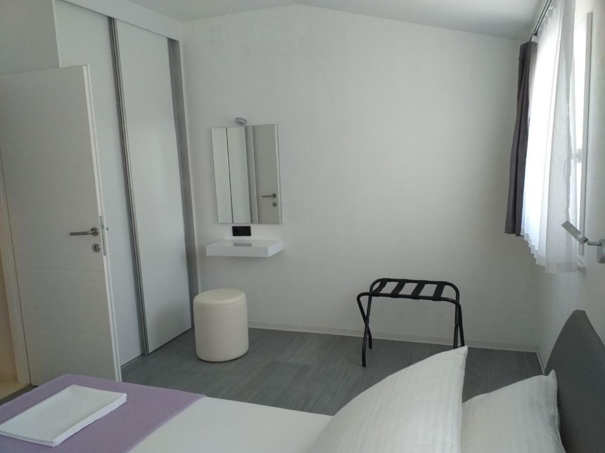 Mayana Apartment Цезарица Стая снимка